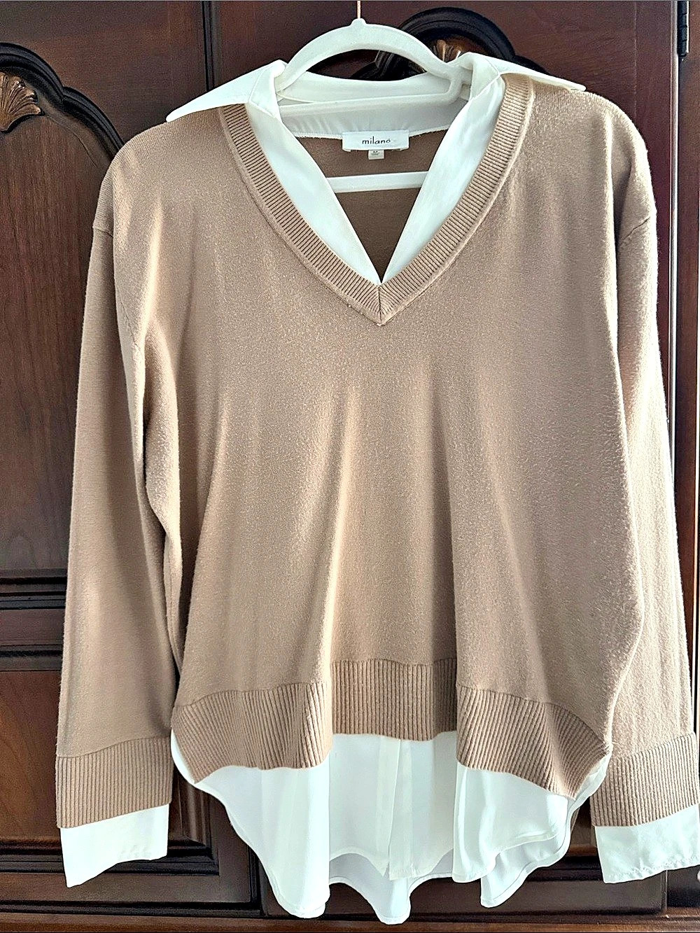 milano Women's V-Neck Sweater Size Medium